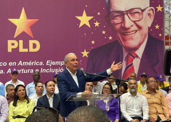 Danilo Medina califica al actual Gobierno de “mucho pico y pala y poca tijera”