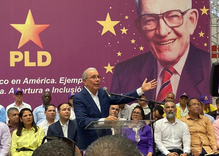 Danilo Medina califica al actual Gobierno de “mucho pico y pala y poca tijera”