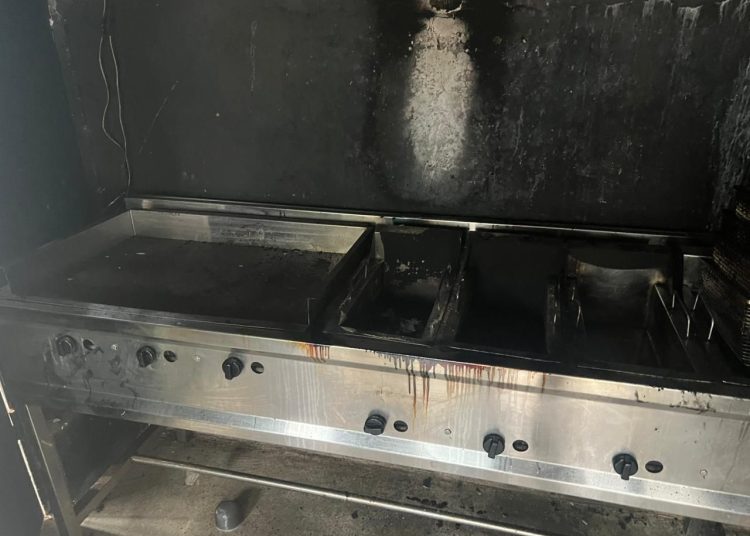 Incendio afecta establecimiento de comida rápida en la Plaza Alcántara de Don Juan