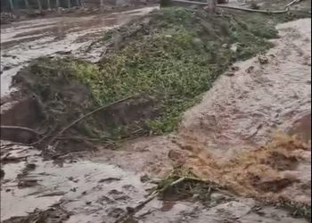 Desbordamiento de cañada provoca daños en el Distrito Municipal de La Sabina, Constanza