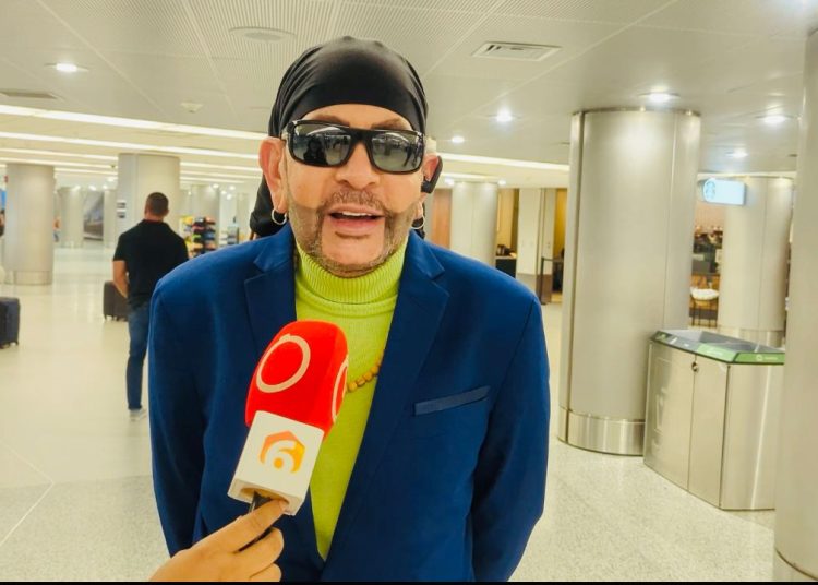 Entre el amor y los abrazos del público, Toño Rosario llega a Miami para su presentación en los Billboard