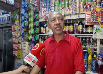 Con sacos y oraciones: así se preparan en Los Mameyes ante las inundaciones