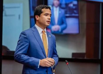 Omar Fernández pide suspensión de labores y despacho de estudiantes ante lluvias que afectarán el país