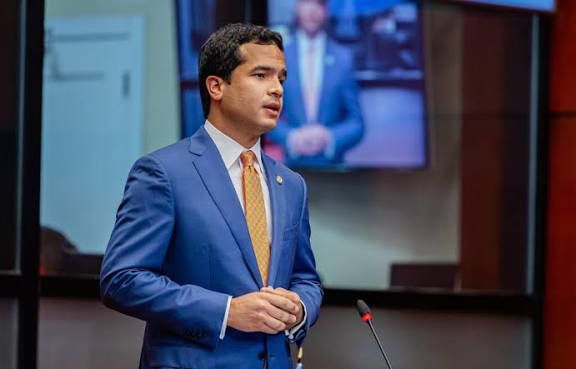 Omar Fernández pide suspensión de labores y despacho de estudiantes ante lluvias que afectarán el país