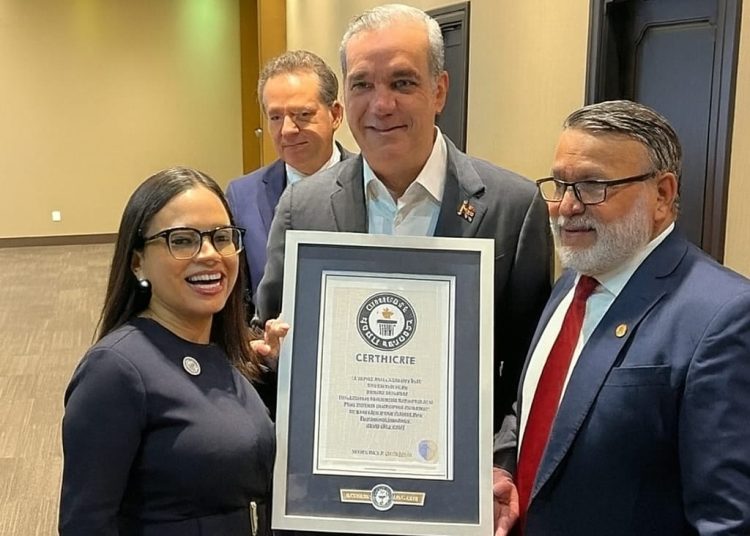 Presidente Luís Abinader felicita a Restaurante Amigos por récord Guinness en Aniversario FDC.