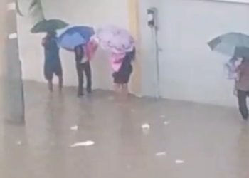 Padres realizan travesía para poder buscar sus hijos en INAIPI Los Mameyes tras fuerte inundación