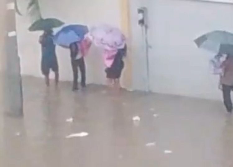 Padres realizan travesía para poder buscar sus hijos en INAIPI Los Mameyes tras fuerte inundación