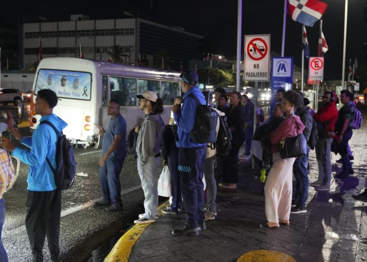 Largas filas para abordar transporte público en medio del paso de la tormenta tropical Melissa