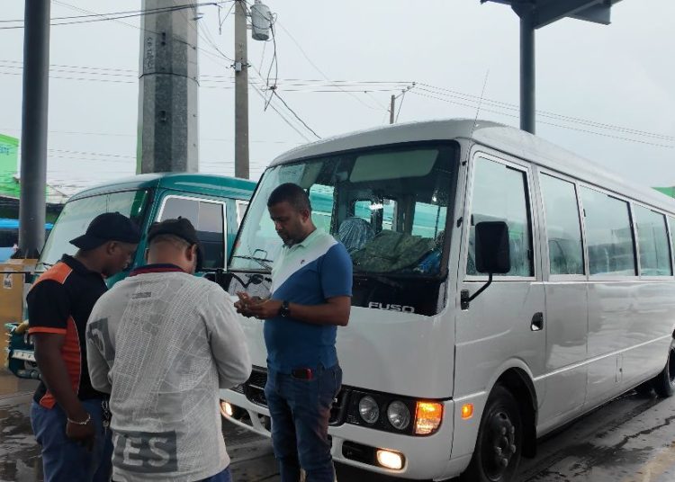 Choferes del 9 de la Duarte mantienen servicio limitado pese a lluvias de la tormenta Melissa