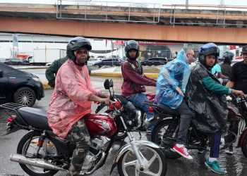 Motoconchistas mantienen servicio pese a las lluvias por la tormenta Melissa