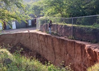 Colapso de calle por lluvias deja incomunicado en Santiago