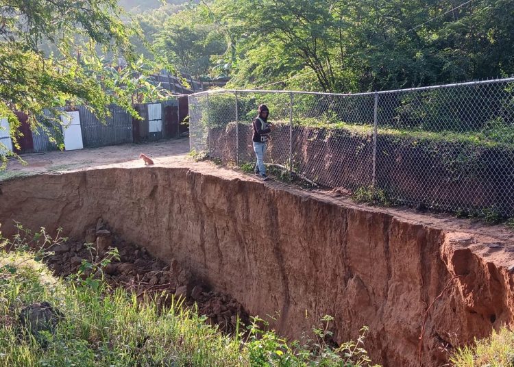 Colapso de calle por lluvias deja incomunicado en Santiago