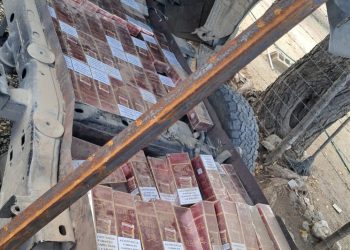 Ejército ocupa camioneta con cargamento de 100,000 cigarrillos en zona costera de Montecristi