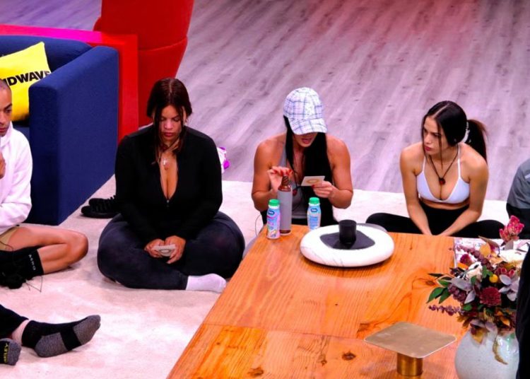 Los participantes de La Casa de Alofoke 2 inician el día con una meditación guiada por Magaly