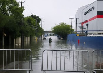 Autoridades bloquean la calle Defilló por fuertes inundaciones tras lluvias de la tormenta Melissa