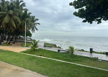 Oleaje anormal en el malecón de SD; COE mantiene restricciones marítimas