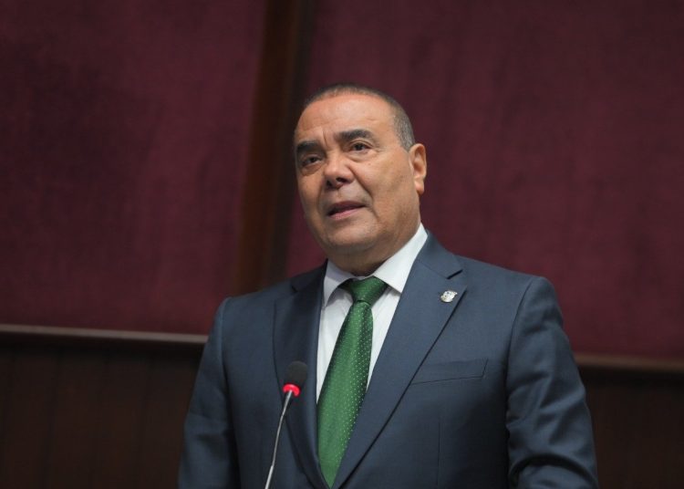 Diputado Alcibíades Tavárez cuestiona inversión de 200 millones de pesos en tramo de calle en San Pedro de Macorís