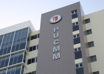 Estudio de la PUCMM revela dependencia de ChatGPT afecta el pensamiento crítico en universitarios