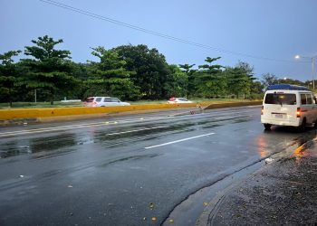 Lluvias de Melissa reducen el flujo vehicular en avenidas de Santo Domingo Este