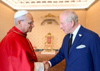 El papa y el rey Carlos III rezan juntos en la Capilla Sixtina