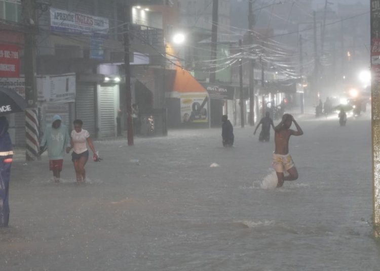 Moradores de Los Girasoles claman ayuda por las situaciones que provoca la tormenta Melissa