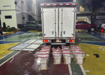 Pedro Brand: DNCD incauta 85 paquetes de presunta cocaína escondidos en techo de camión