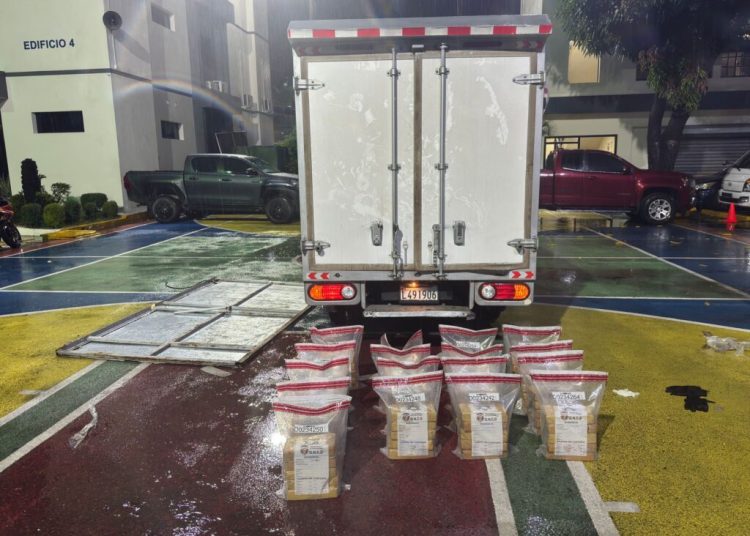 Pedro Brand: DNCD incauta 85 paquetes de presunta cocaína escondidos en techo de camión