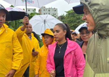 Betty Gerónimo supervisa trabajos de limpieza en la cañada de Buena Vista Segunda