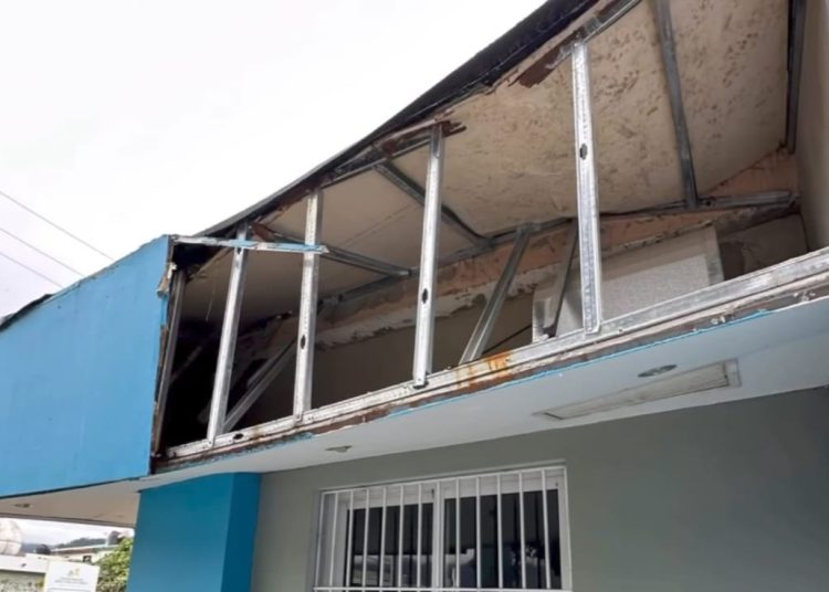 Se desprende parte de la estructura frontal del Hospital Pedro Antonio Céspedes en Constanza