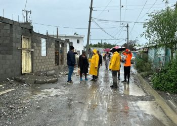 Gobernadora de Azua supervisa daños y entrega asistencia en comunidad afectada por tormenta Melissa
