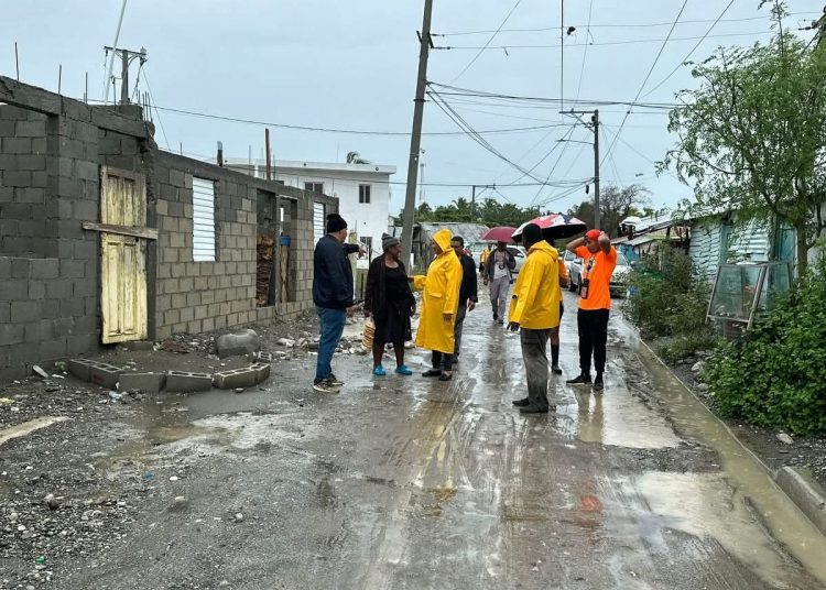 Gobernadora de Azua supervisa daños y entrega asistencia en comunidad afectada por tormenta Melissa