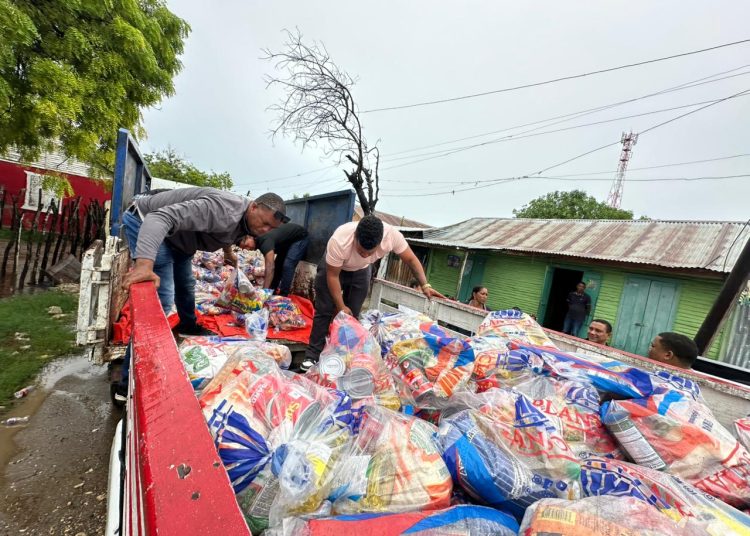 Gobernadora brinda asistencia alimentaria a familias afectadas por la tormenta Melissa