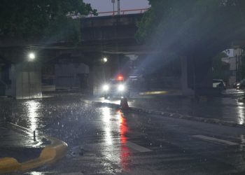 Tránsito en el DN se torna lento en horario nocturno: ciudadanos acatan medidas preventivas por tormenta Melissa