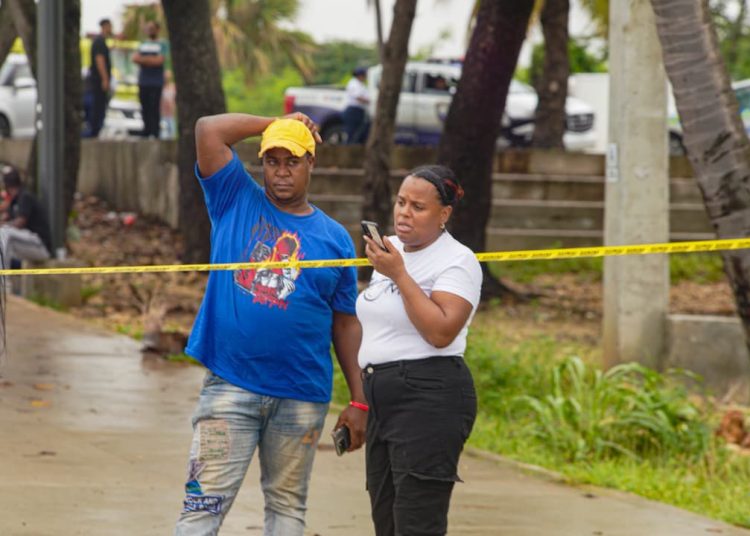 “Solo quiero poder enterrar a mi hijo”: madre de niño desaparecido en Los Mameyes al reanudar la búsqueda