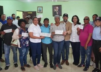 Gobierno entrega más de RD$9 millones a productores afectados por la presa de Montegrande