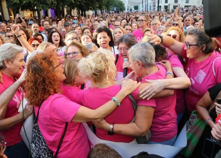 Miles de mujeres protestan en España por escándalo en detección cáncer de mama