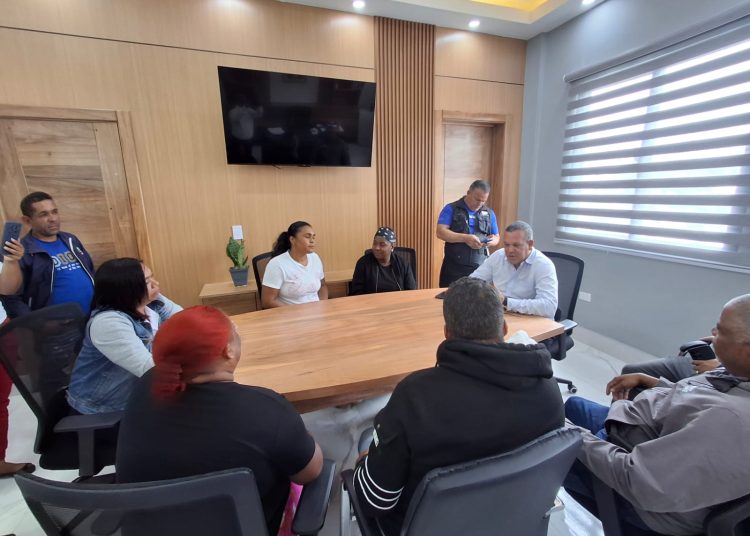 Alcalde de Constanza, recibe comisión del sector Mirador Elidé en Ensanche Libertad