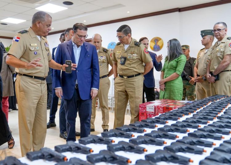 DGA dona generador eléctrico y pertrechos militares al Ministerio de Defensa