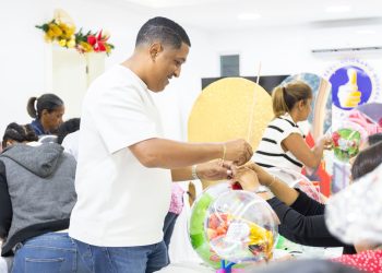 Diputado Francisco Villegas impulsa el emprendimiento con exitoso taller de lazos y globos en La Altagracia”.