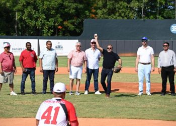 Comisionado Noboa realiza lance de honor en partido Licey y Atléticos de Puerto Plata