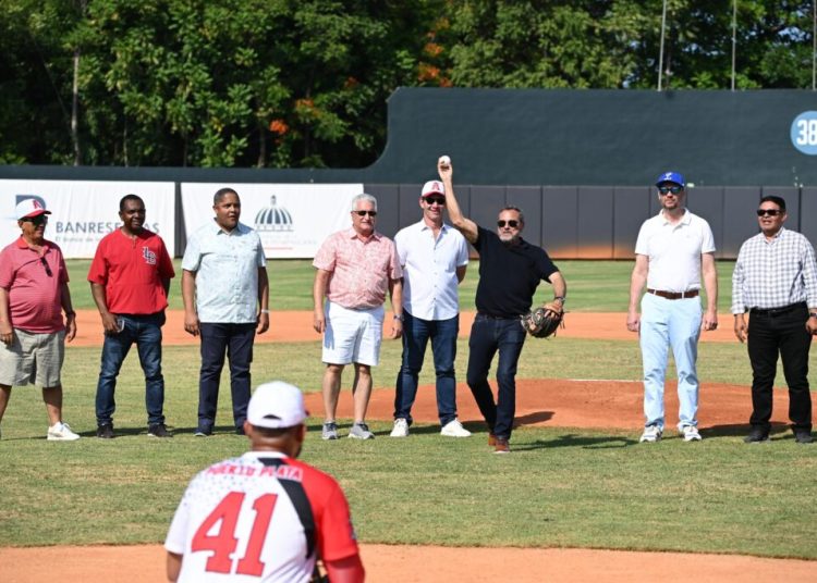 Comisionado Noboa realiza lance de honor en partido Licey y Atléticos de Puerto Plata