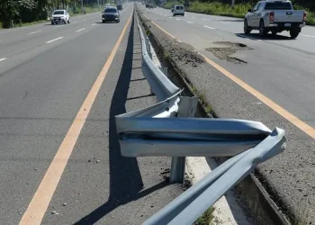 Guagua se vuelca en la autopista 6 de Noviembre tras deslizarse por lluvias