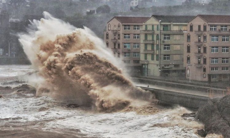 China declara alerta máxima por el tifón Matmo y evacúa a más de 150.000 personas