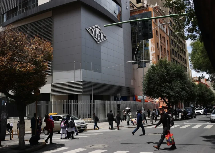 Una crisis de combustible marca la segunda vuelta presidencial en Bolivia