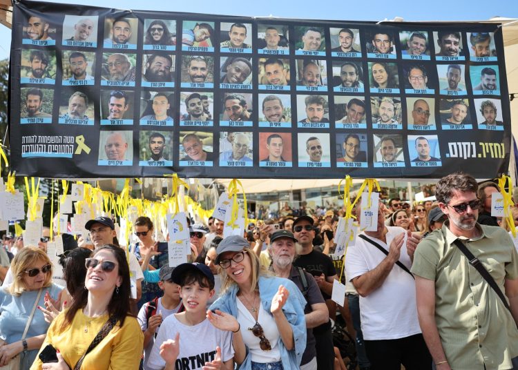 Israel identifica a los cuatro rehenes muertos entregados por Hamás