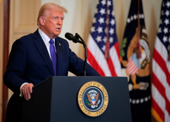 Trump confirma que hubo sobrevivientes del «narco submarino» destruido en el Caribe