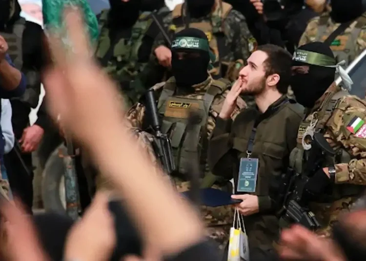 Hamás asegura que entrega de rehenes comenzará el lunes por la mañana