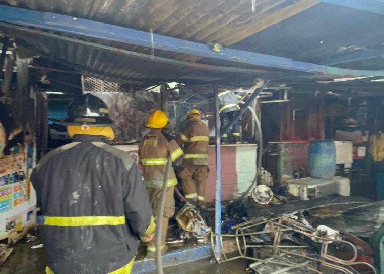 Incendio destruye varias casetas de venta de frutas y habitaciones en Santiago