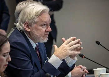 Abren juicio en España contra el acusado de espiar a Assange durante su asilo en Londres