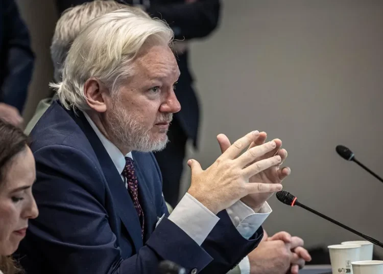 Abren juicio en España contra el acusado de espiar a Assange durante su asilo en Londres